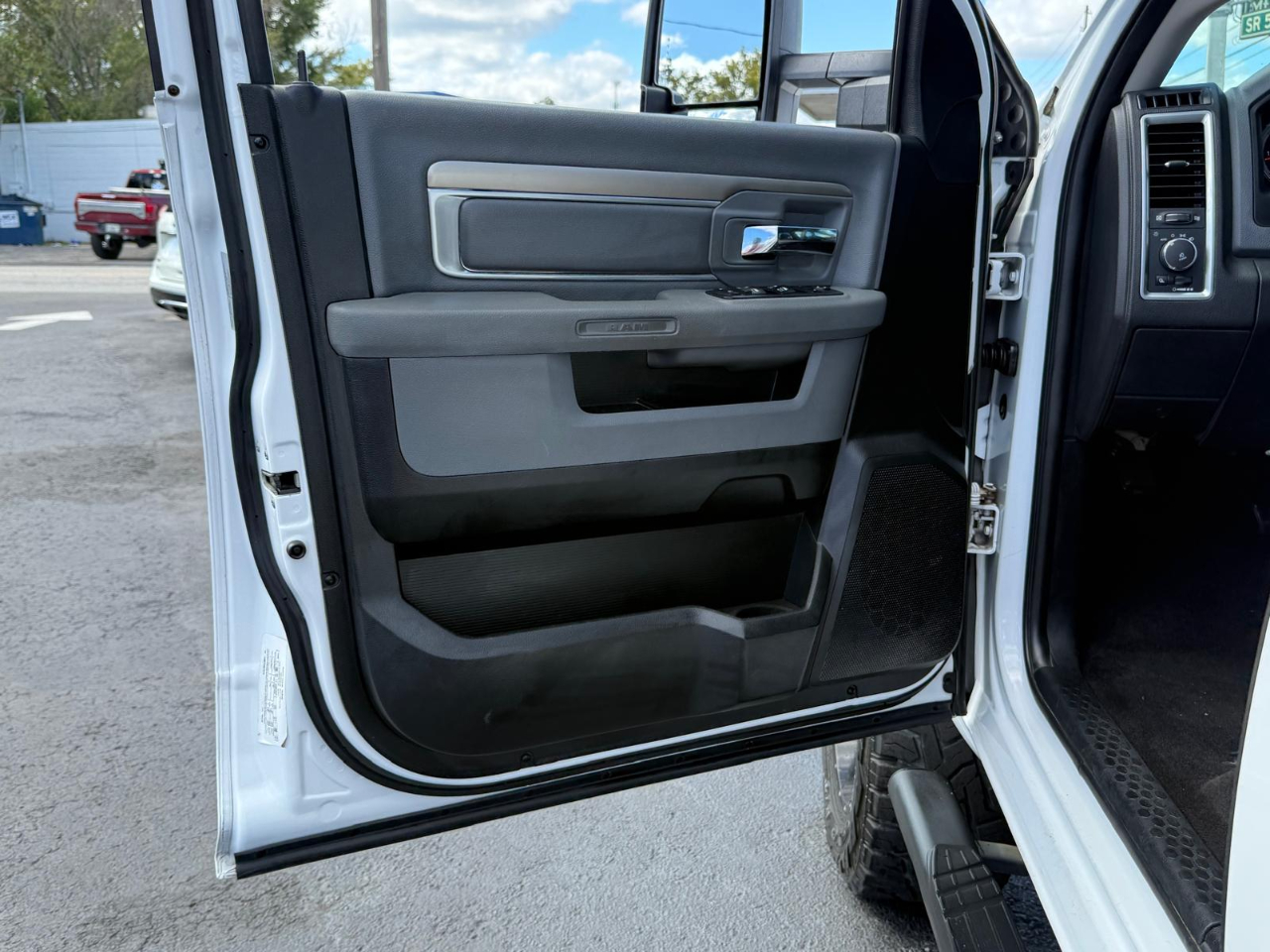 RAM 1500 4WD Crew Cab 140.5" Outdoorsman 2017