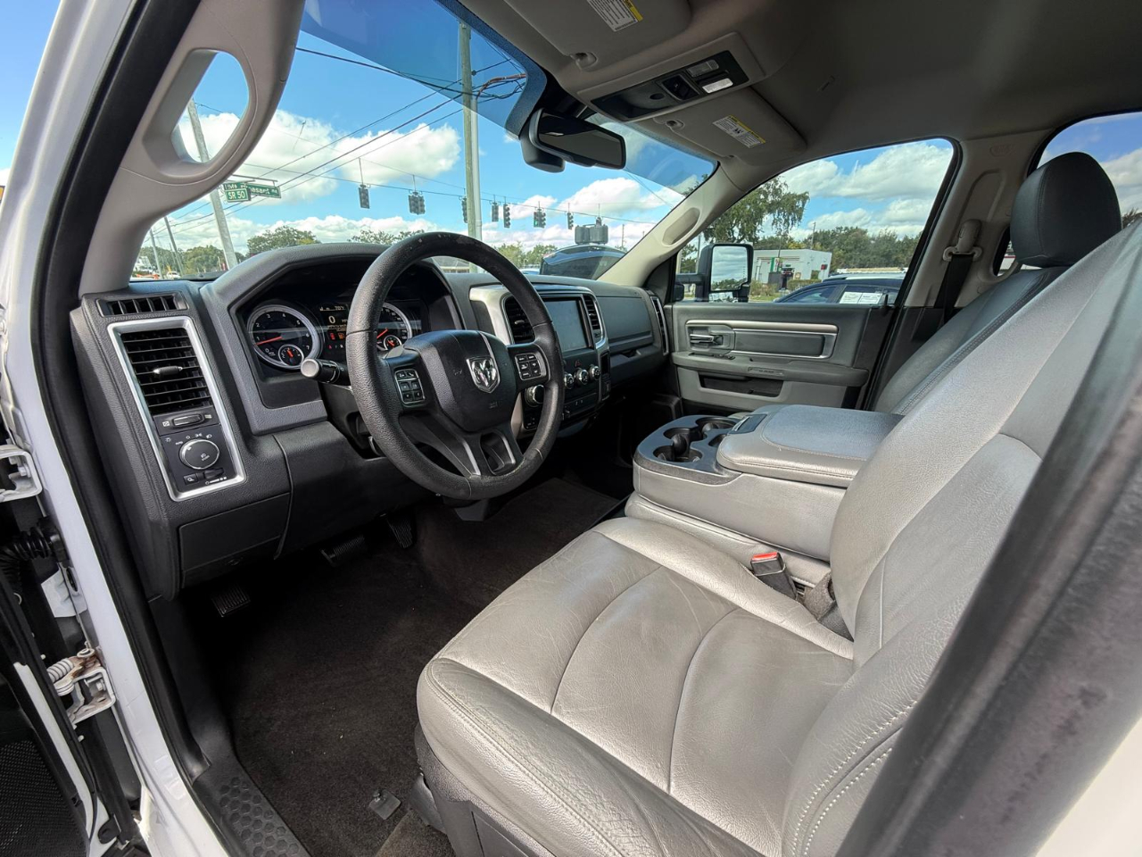 RAM 1500 4WD Crew Cab 140.5" Outdoorsman 2017