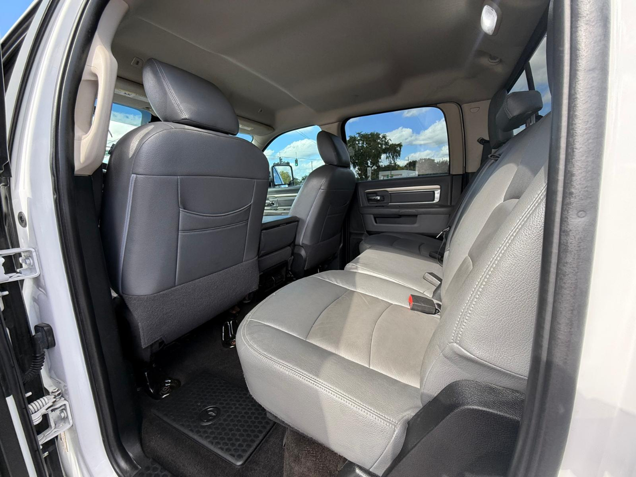 RAM 1500 4WD Crew Cab 140.5" Outdoorsman 2017