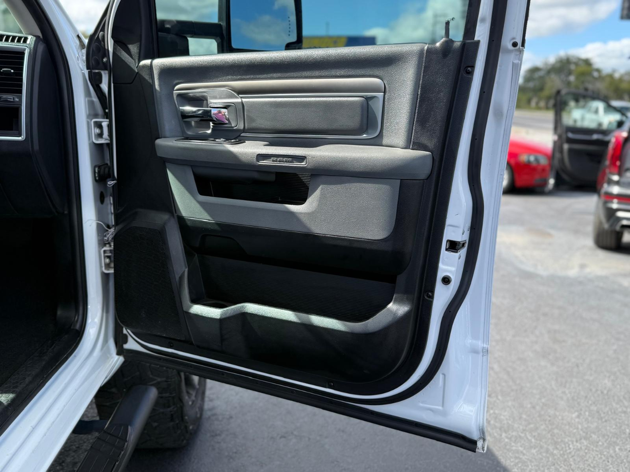 RAM 1500 4WD Crew Cab 140.5" Outdoorsman 2017