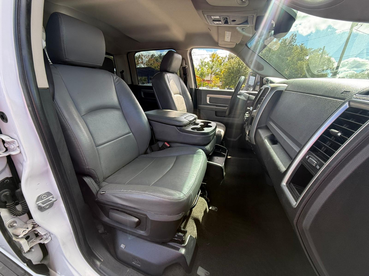 RAM 1500 4WD Crew Cab 140.5" Outdoorsman 2017