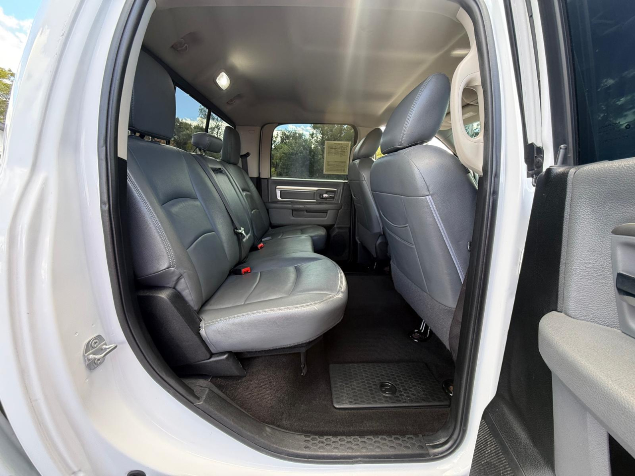 RAM 1500 4WD Crew Cab 140.5" Outdoorsman 2017