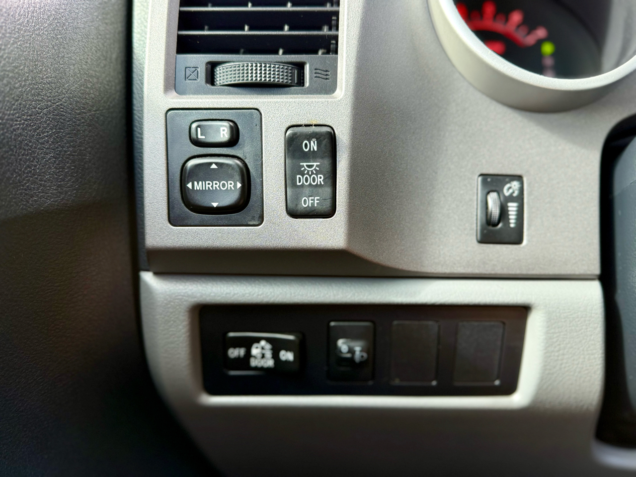 Toyota Tundra Tundra-Grade 5.7L Double Cab 2WD 2012