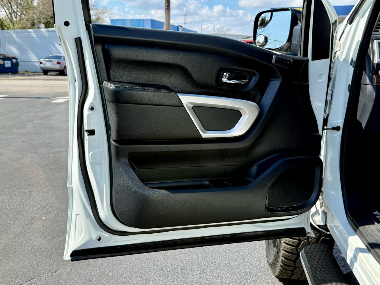 Nissan Titan Platinum Reserve Crew Cab 4WD 2017