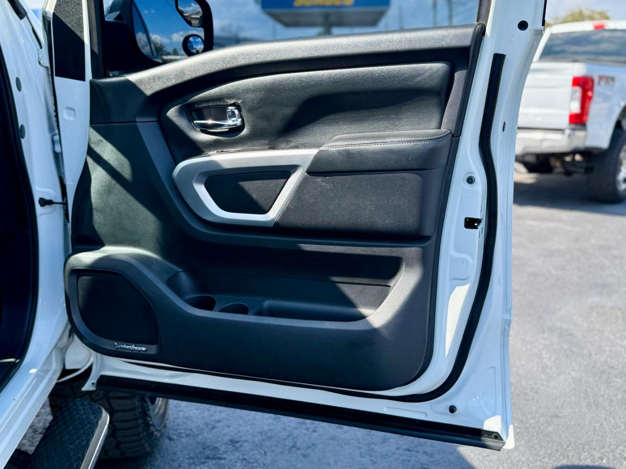 Nissan Titan Platinum Reserve Crew Cab 4WD 2017