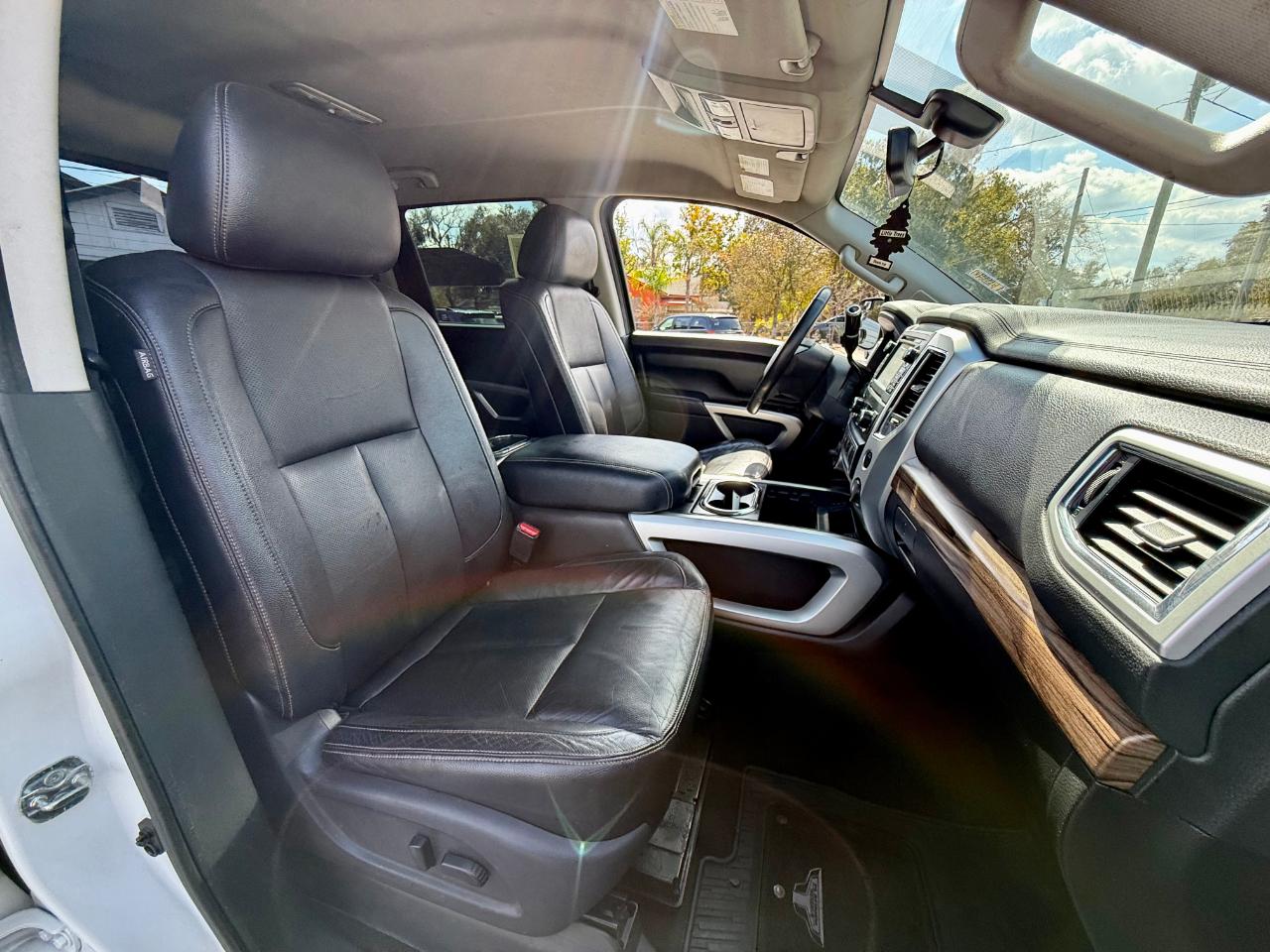 Nissan Titan Platinum Reserve Crew Cab 4WD 2017