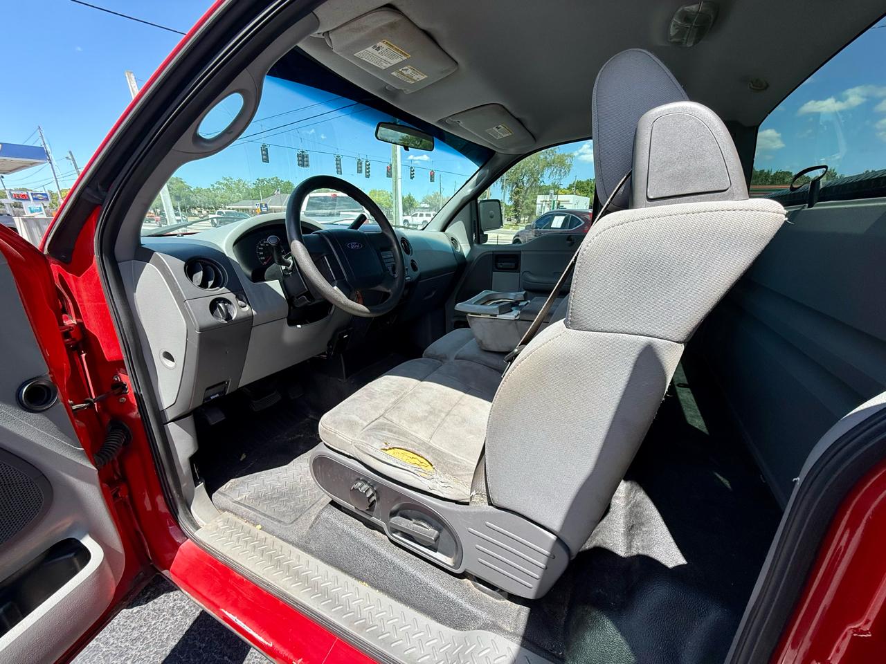 Ford F-150 2WD Reg Cab 122.5" XL 2004