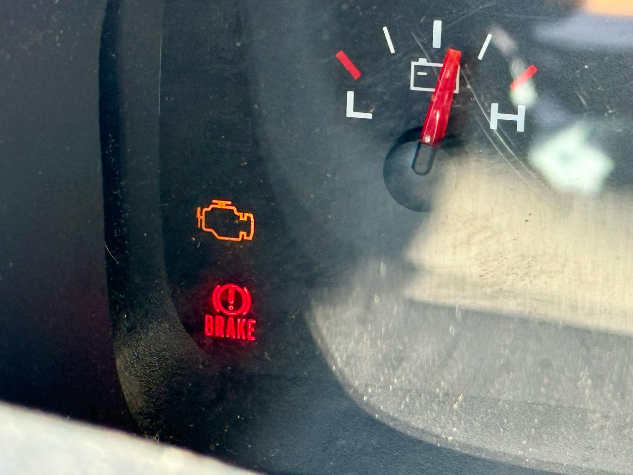 Ford F-150 2WD Reg Cab 122.5" XL 2004