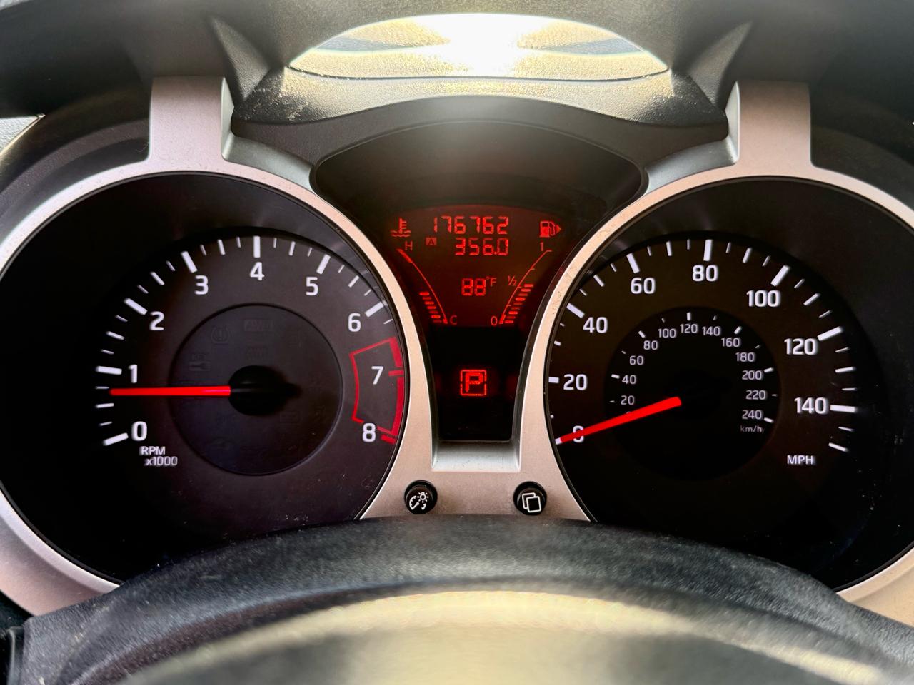 Nissan Juke SV 2012