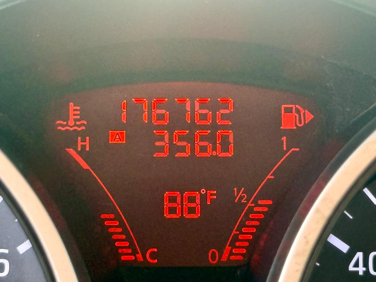 Nissan Juke SV 2012