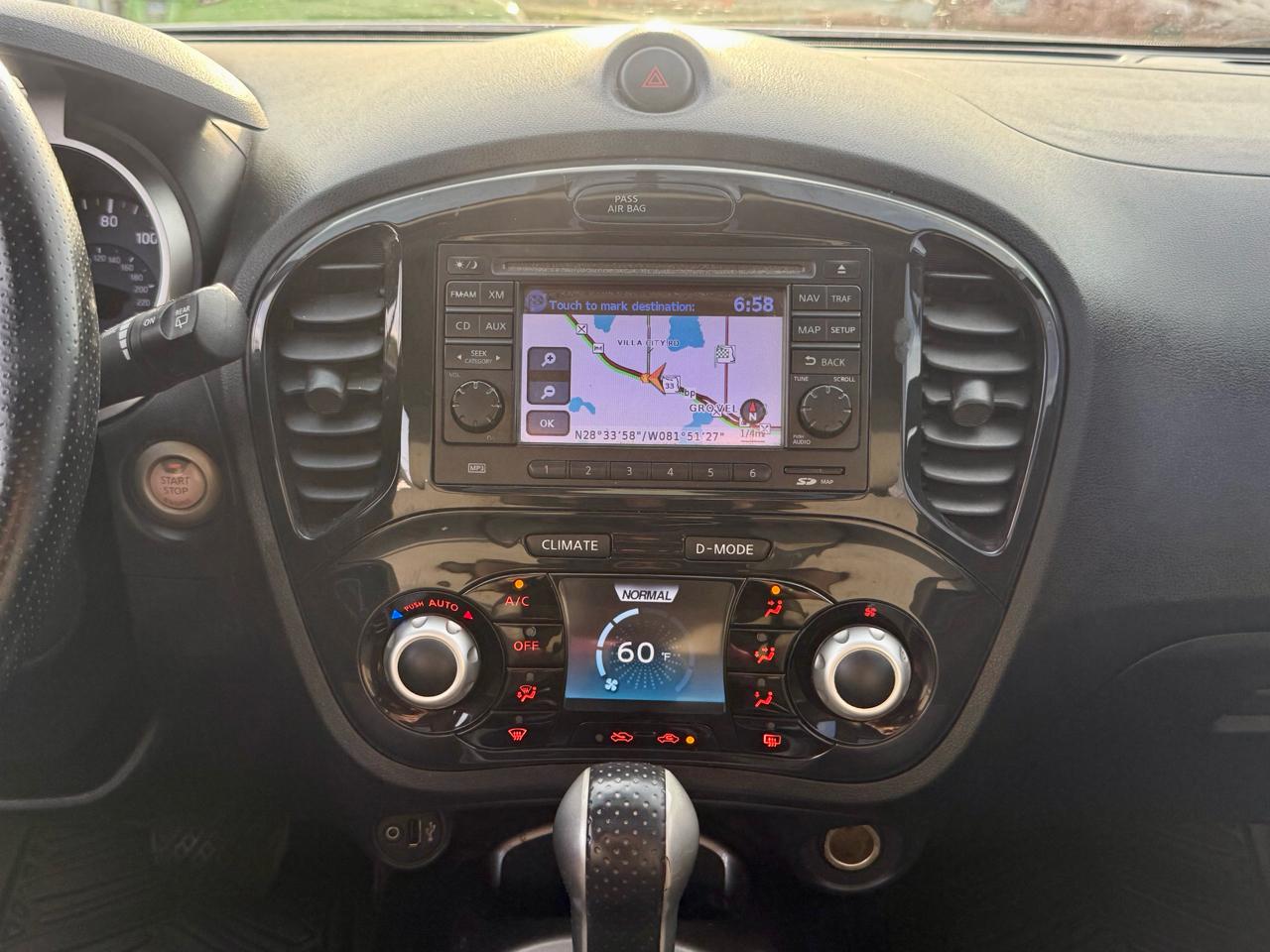 Nissan Juke SV 2012