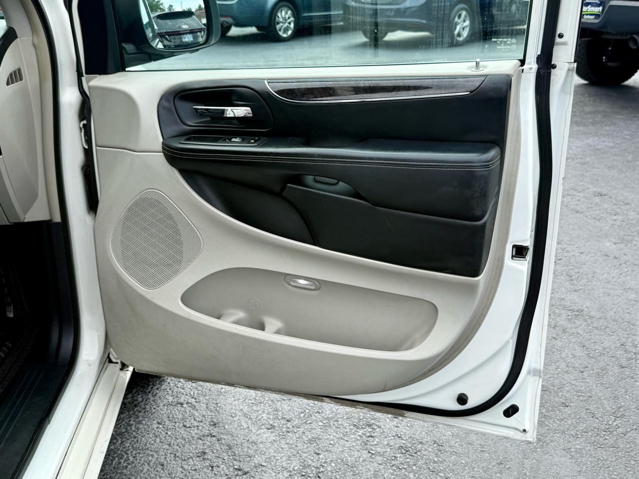 Chrysler Town & Country Touring-L 2011