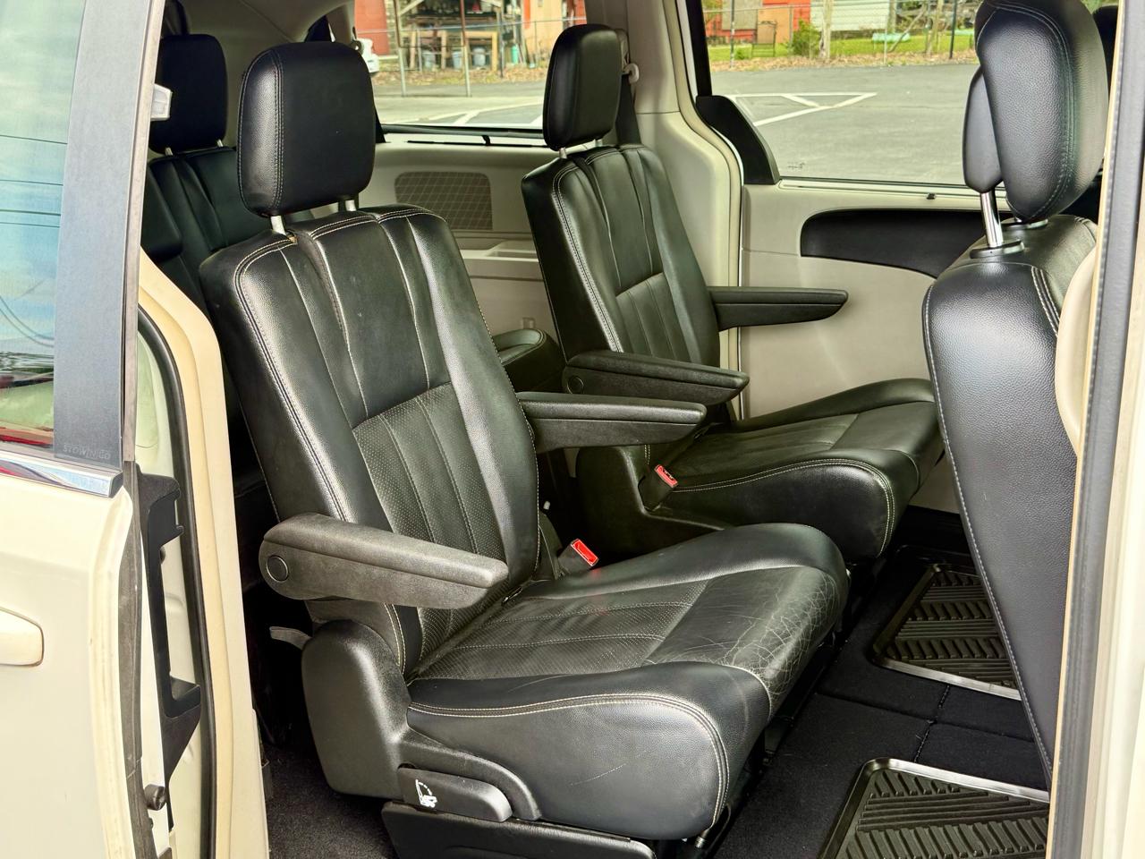 Chrysler Town & Country Touring-L 2011