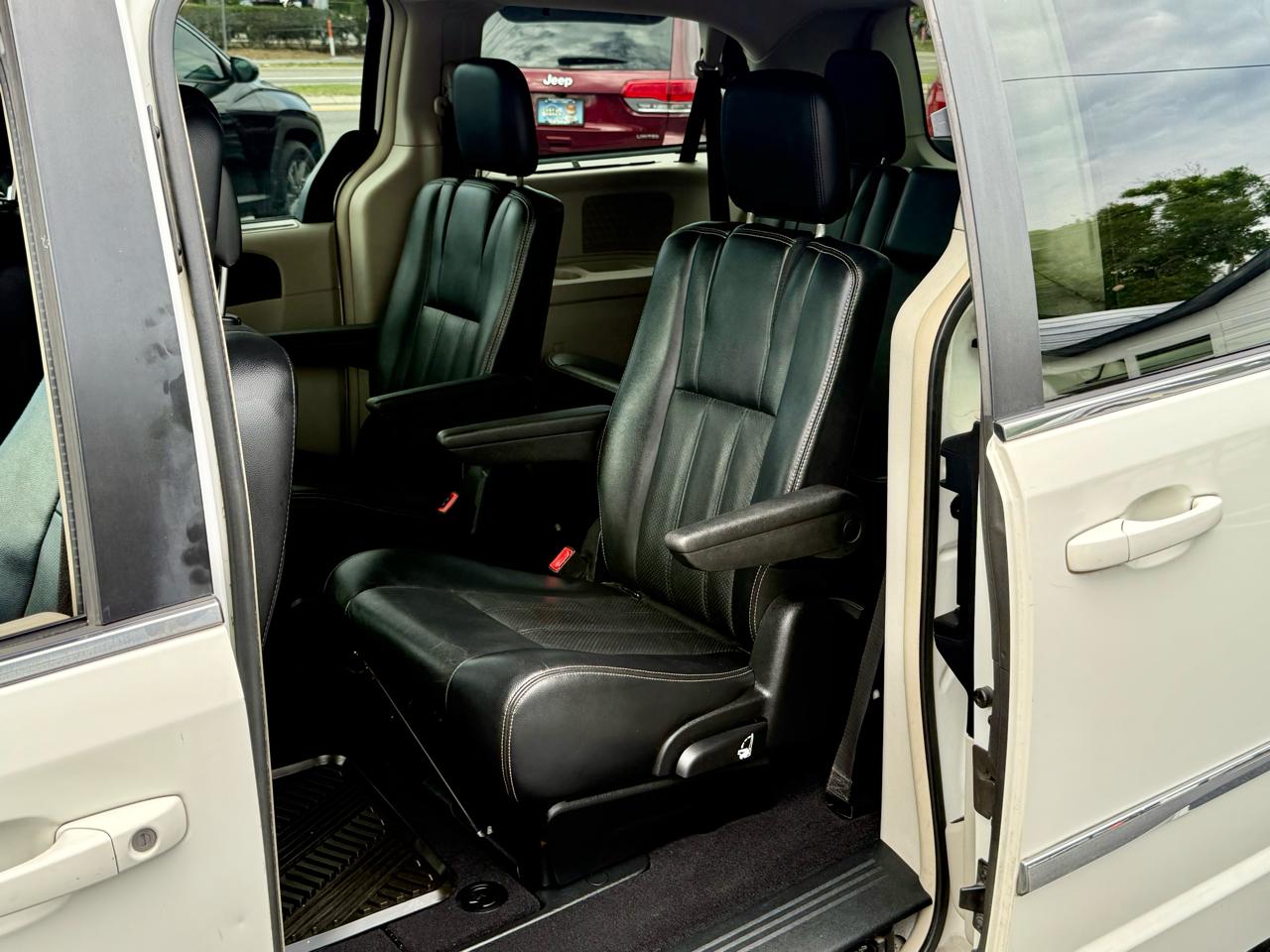 Chrysler Town & Country Touring-L 2011