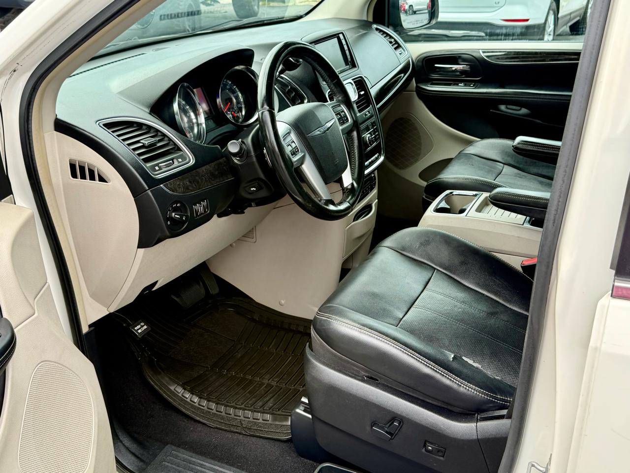 Chrysler Town & Country Touring-L 2011