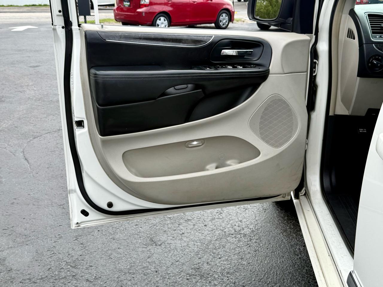 Chrysler Town & Country Touring-L 2011