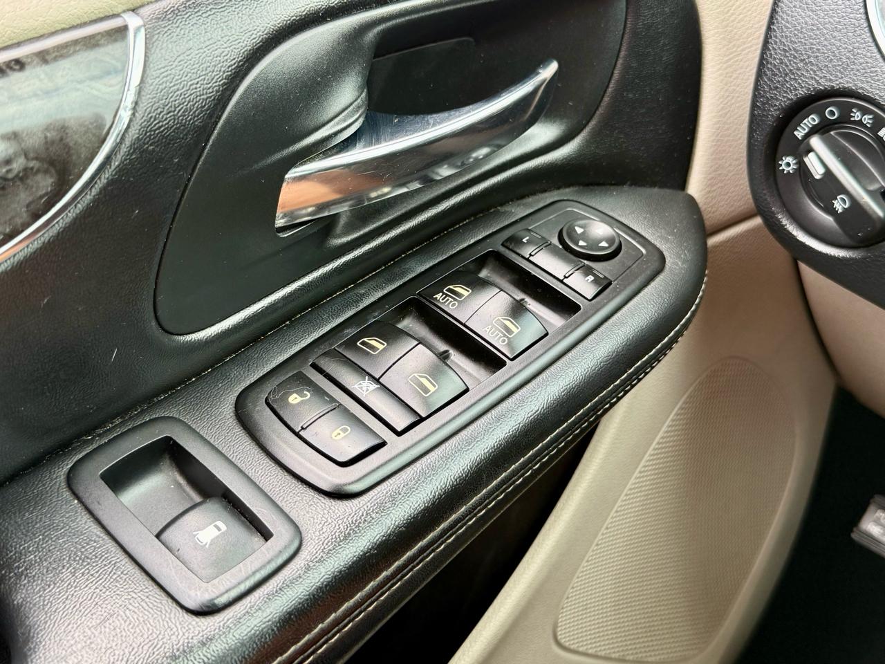 Chrysler Town & Country Touring-L 2011