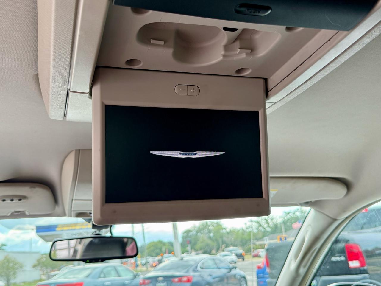 Chrysler Town & Country Touring-L 2011