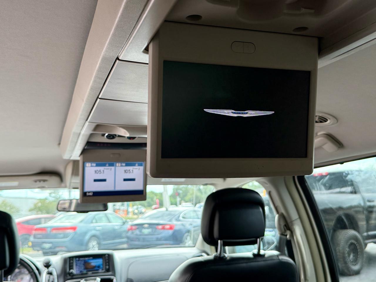 Chrysler Town & Country Touring-L 2011