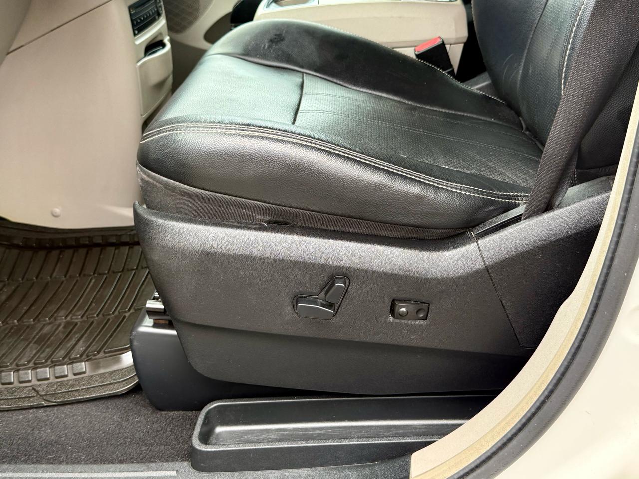 Chrysler Town & Country Touring-L 2011