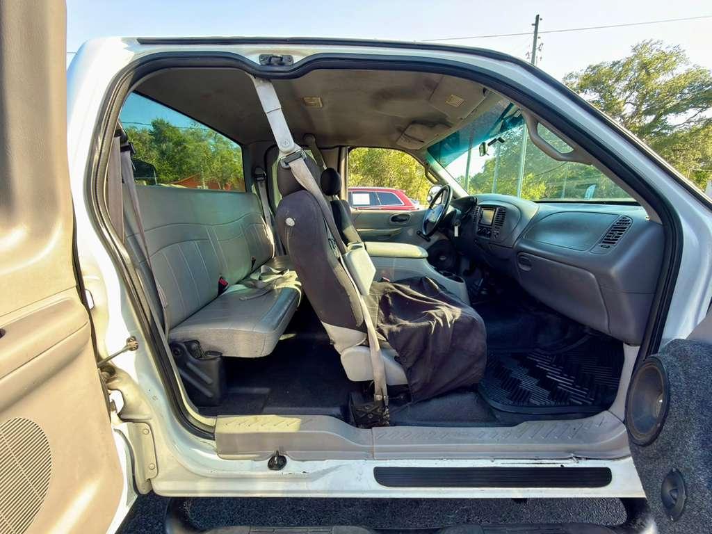 Ford F-150 Supercab 139" 4WD XL 2000