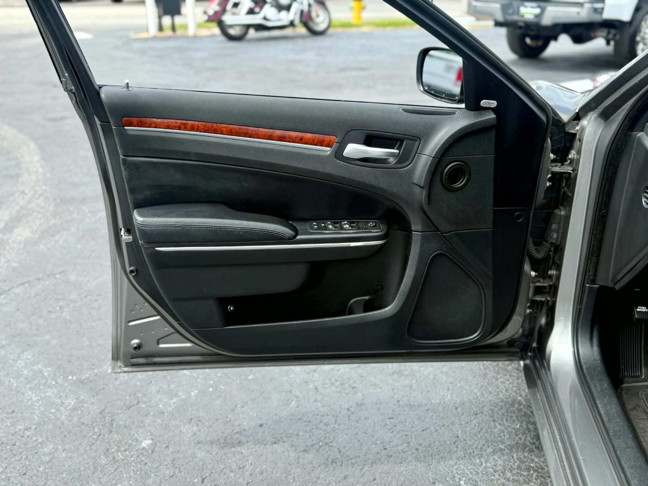 Chrysler 300 Limited RWD 2012