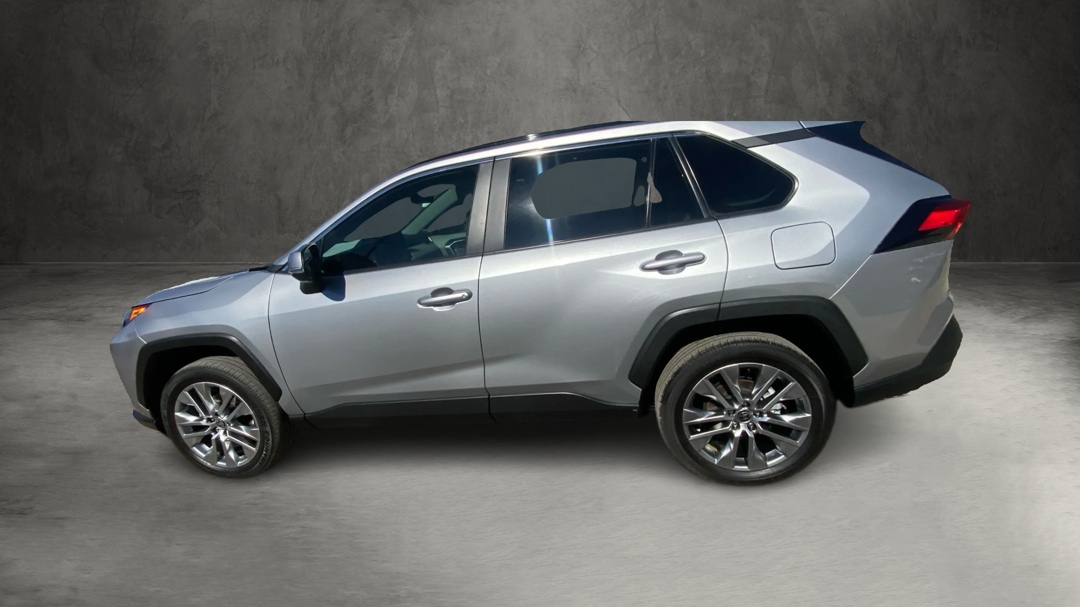 2022 Toyota RAV4 XLE Premium photo 2