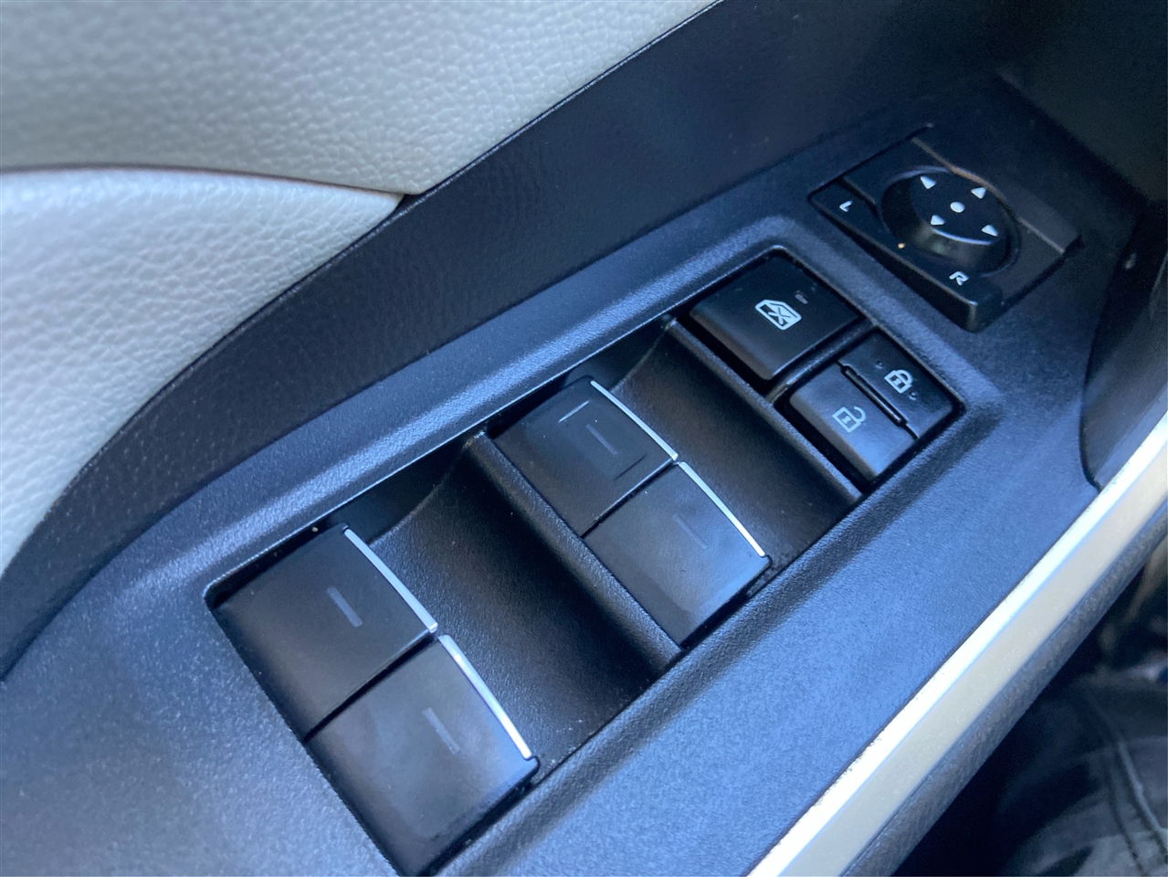 Toyota RAV4 XLE 2024