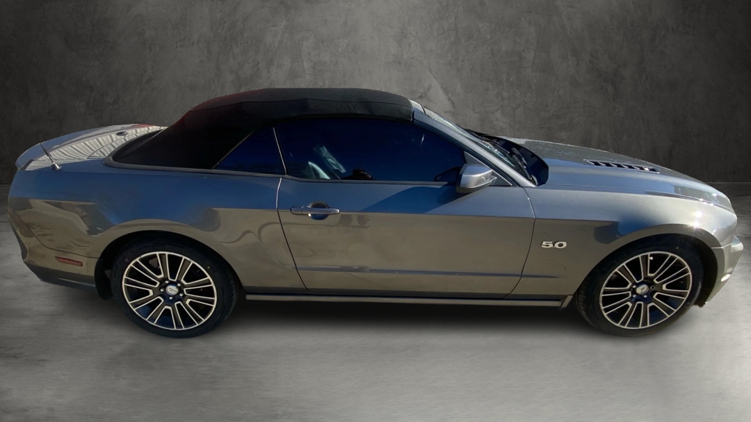 Ford Mustang GT convertible 2013