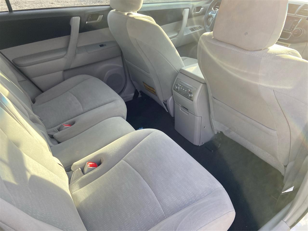 Toyota Highlander Base 2WD V6 2013