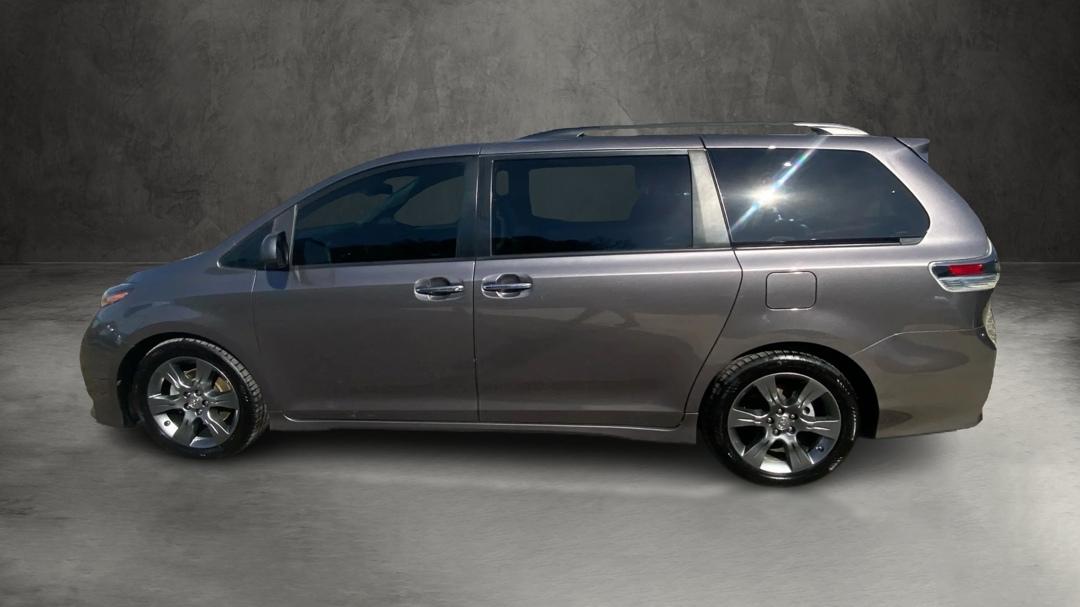 Toyota Sienna SE FWD 8-Passenger FWD V6 2016