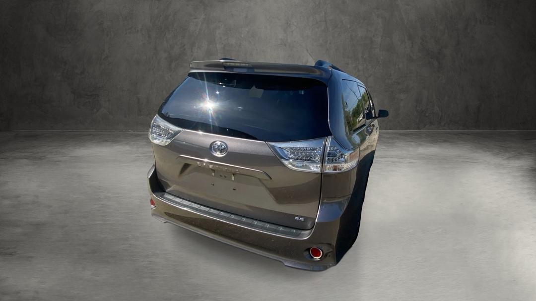 Toyota Sienna SE FWD 8-Passenger FWD V6 2016