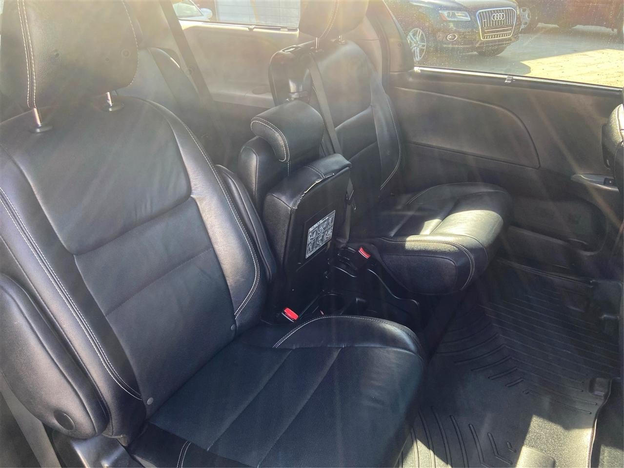 Toyota Sienna SE FWD 8-Passenger FWD V6 2016