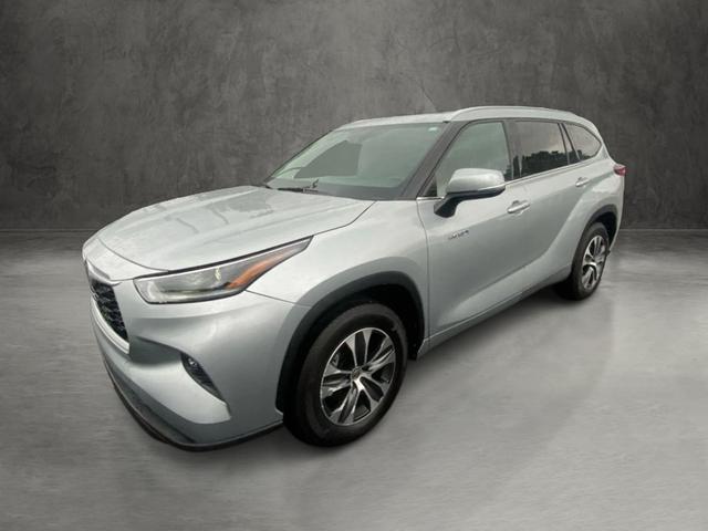 Silver 2021 Toyota Highlander Hybrid XLE FWD SUV / Crossover Front-Wheel Drive Continuously Variable Transmission