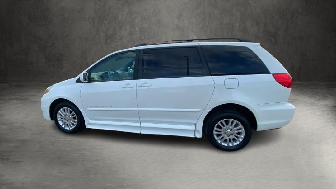 Toyota Sienna XLE FWD Mobility Access 7-Passenger V6 2010