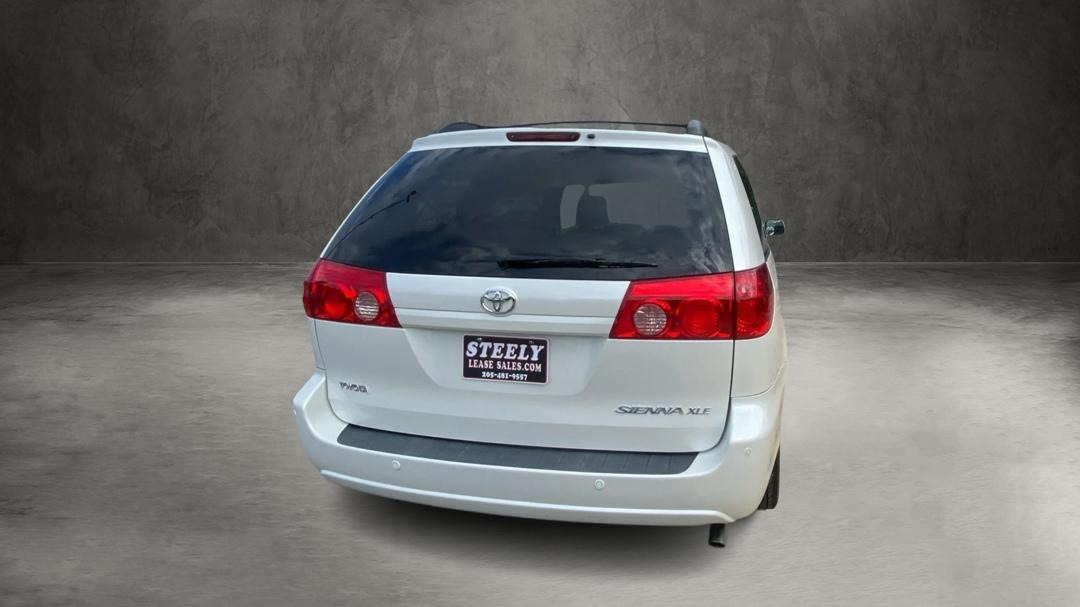 Toyota Sienna XLE FWD Mobility Access 7-Passenger V6 2010