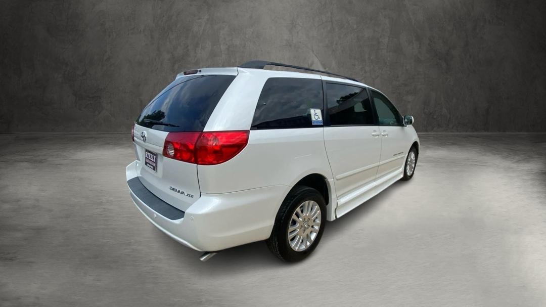 Toyota Sienna XLE FWD Mobility Access 7-Passenger V6 2010