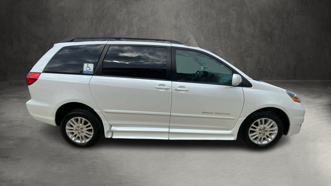 Toyota Sienna XLE FWD Mobility Access 7-Passenger V6 2010