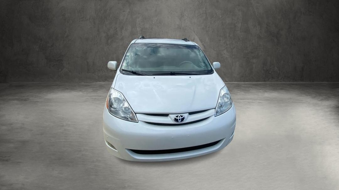 Toyota Sienna XLE FWD Mobility Access 7-Passenger V6 2010