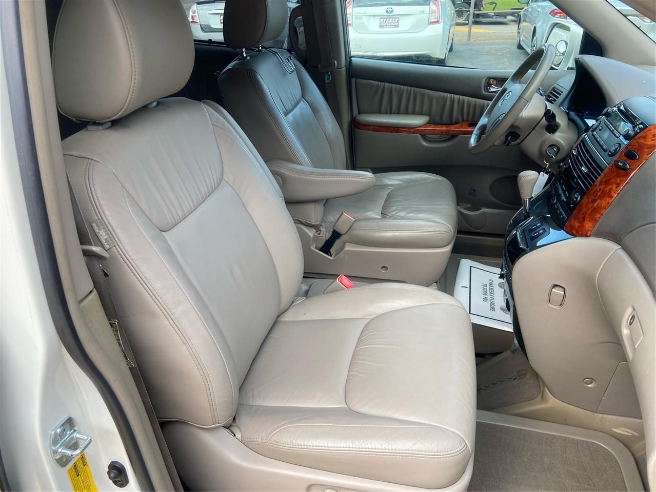 Toyota Sienna XLE FWD Mobility Access 7-Passenger V6 2010
