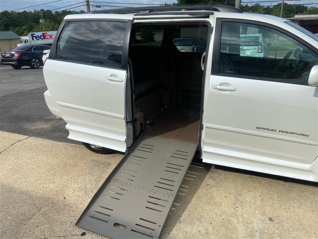 Toyota Sienna XLE FWD Mobility Access 7-Passenger V6 2010