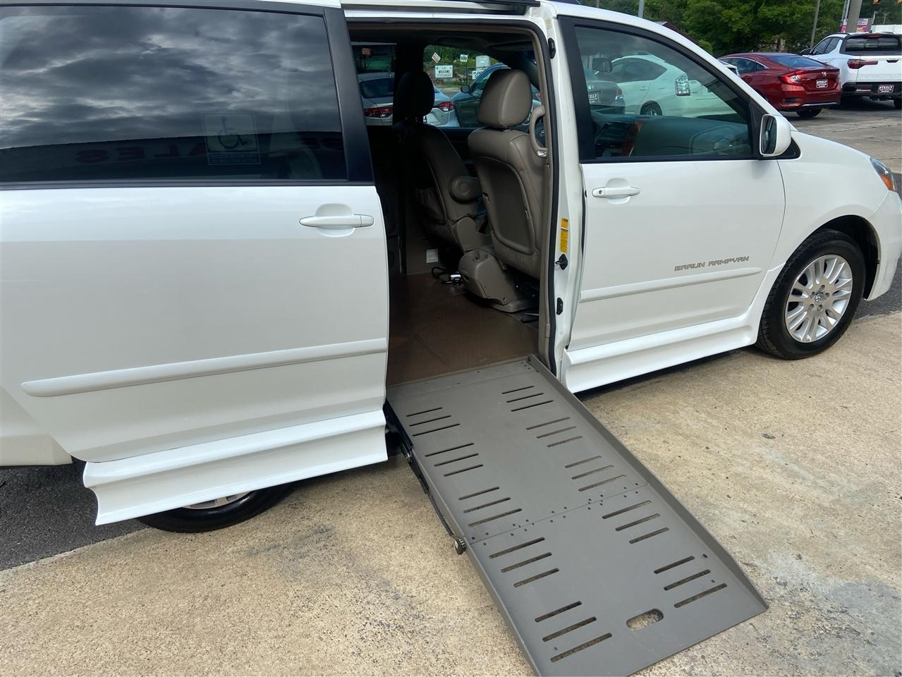 Toyota Sienna XLE FWD Mobility Access 7-Passenger V6 2010