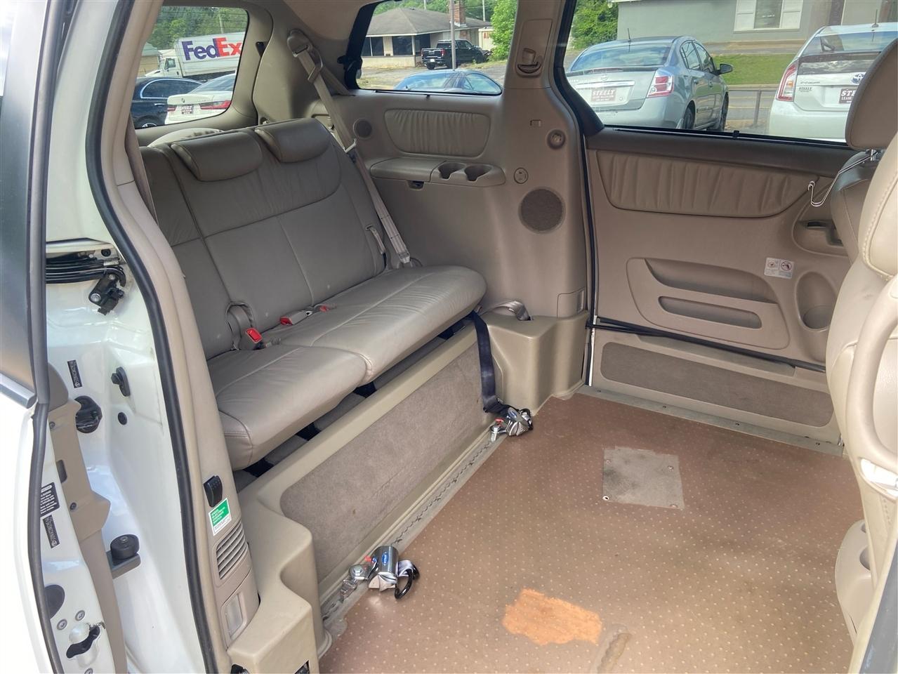 Toyota Sienna XLE FWD Mobility Access 7-Passenger V6 2010