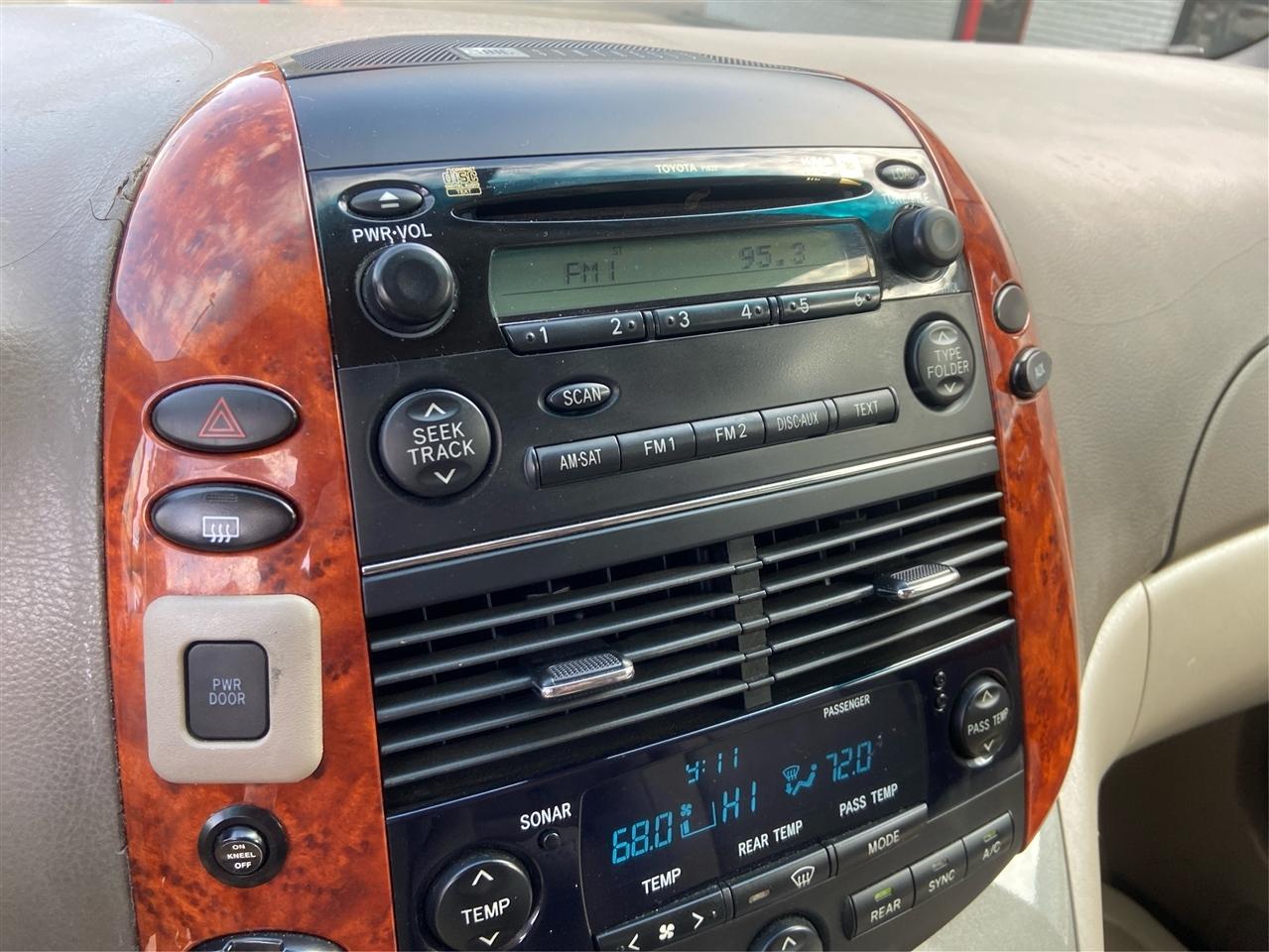 Toyota Sienna XLE FWD Mobility Access 7-Passenger V6 2010