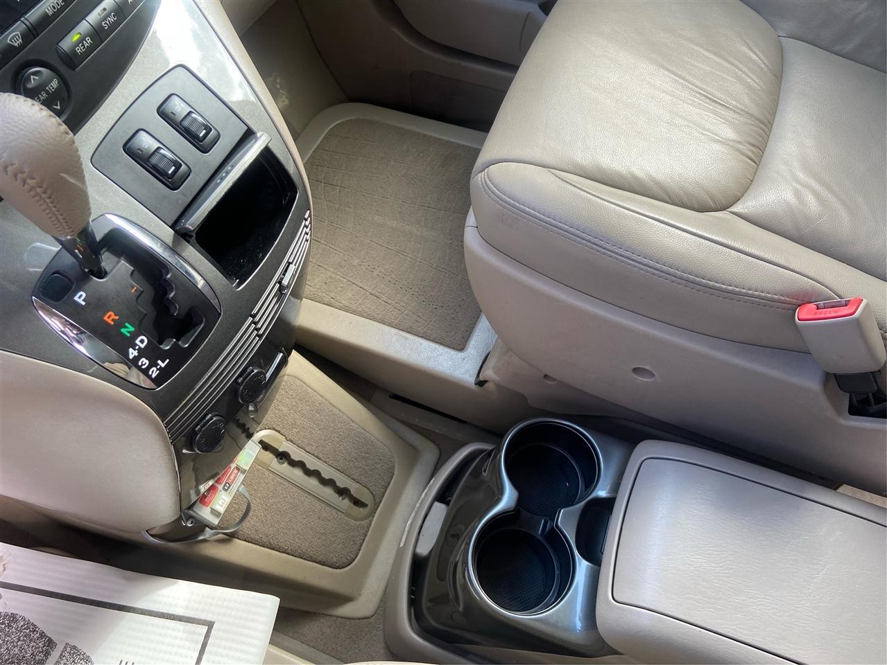Toyota Sienna XLE FWD Mobility Access 7-Passenger V6 2010