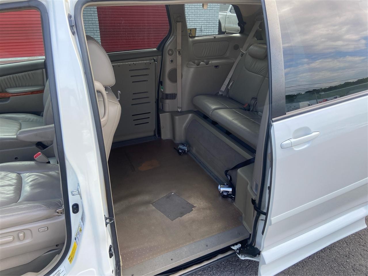 Toyota Sienna XLE FWD Mobility Access 7-Passenger V6 2010