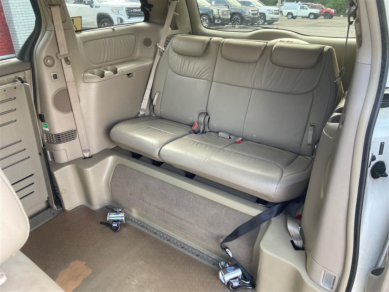 Toyota Sienna XLE FWD Mobility Access 7-Passenger V6 2010