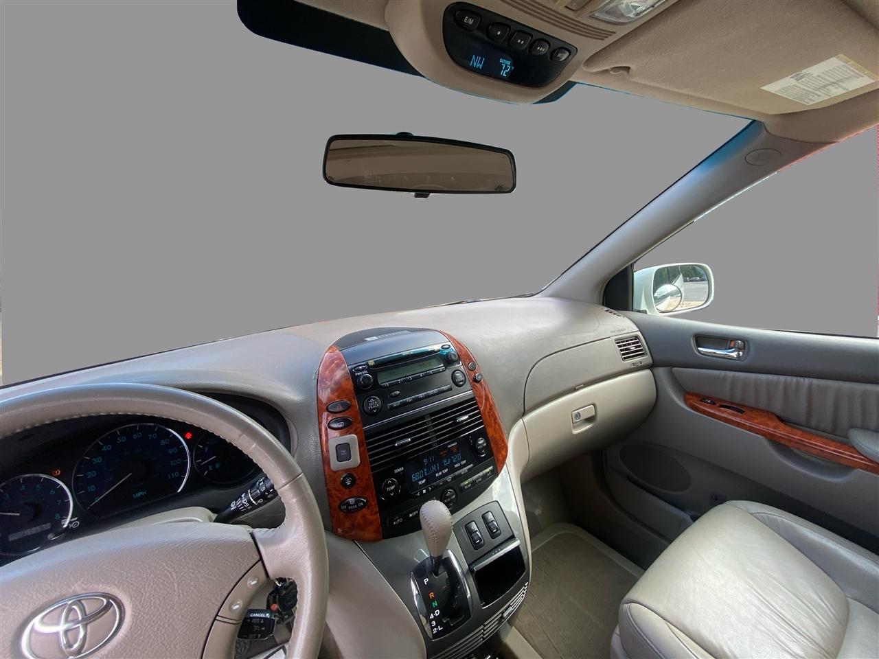 Toyota Sienna XLE FWD Mobility Access 7-Passenger V6 2010