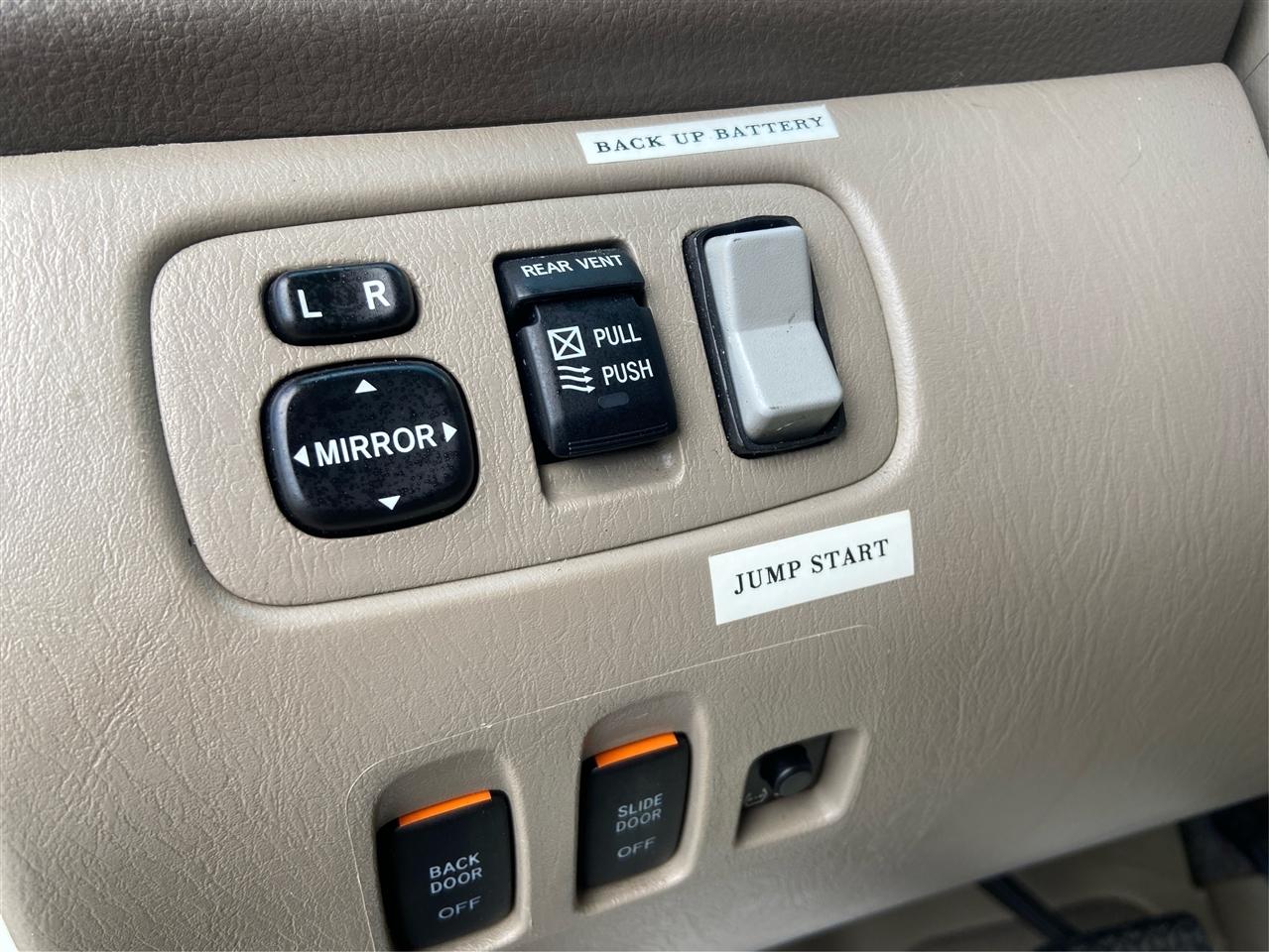 Toyota Sienna XLE FWD Mobility Access 7-Passenger V6 2010