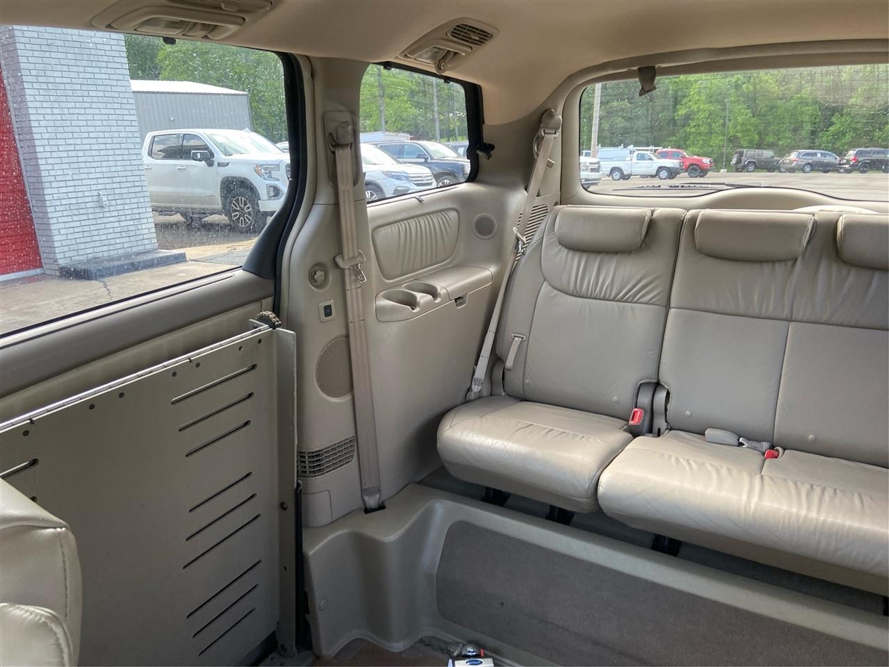 Toyota Sienna XLE FWD Mobility Access 7-Passenger V6 2010